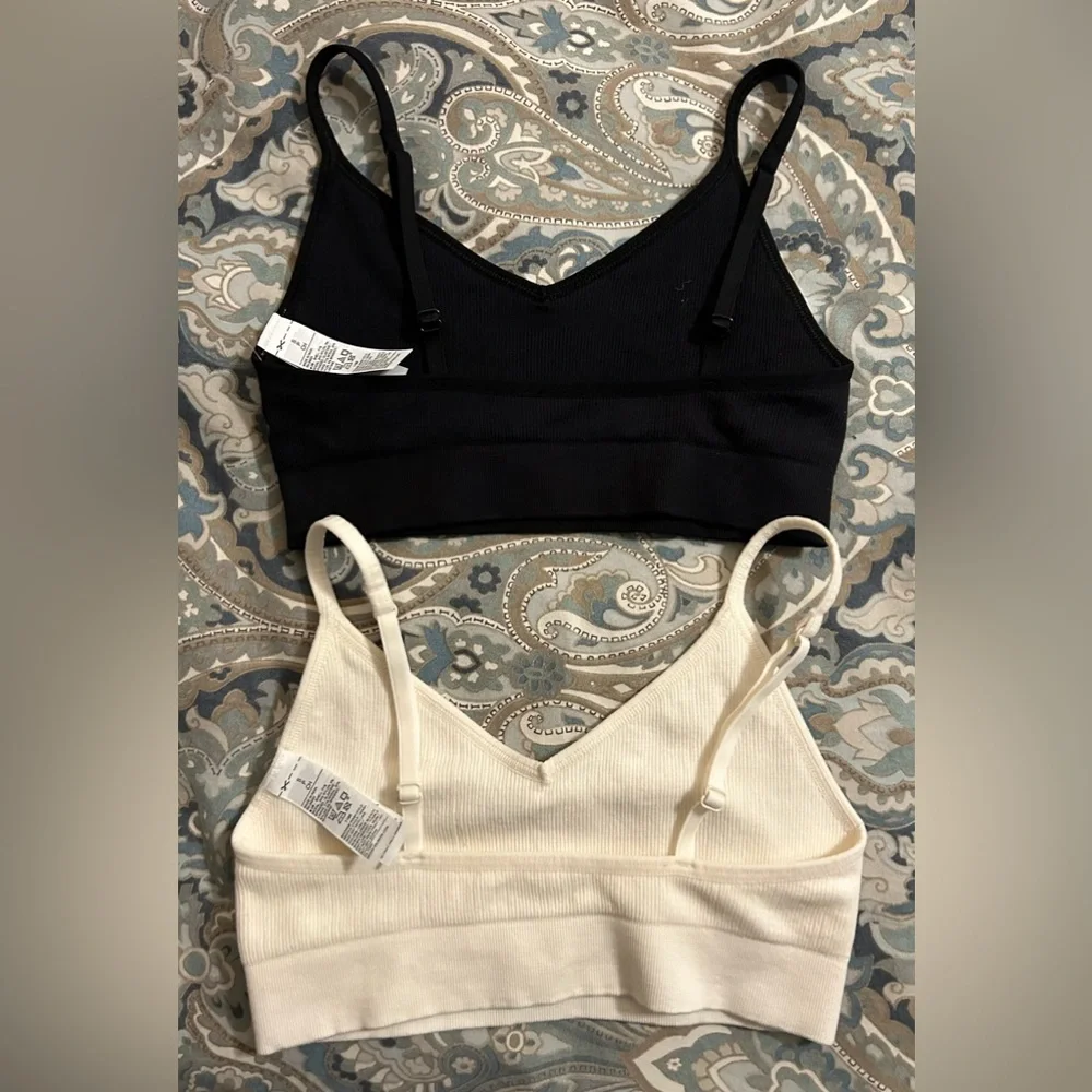 NWOT Old Navy 2 pk girls cami bras in ribbed knit in black and offwhite. S(6-7)